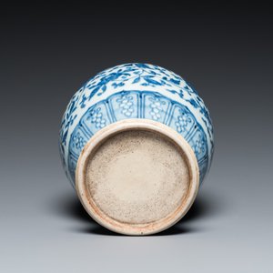 A Chinese blue and white Ming-style 'lotus scroll' vase, Qianlong — 照片 5