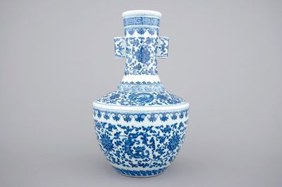 A Chinese blue and white Ming-style porcelain "arrow" vase with lotus scrolls, 19/20th C.