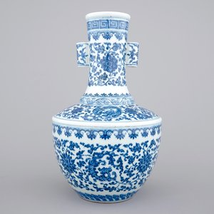 A Chinese blue and white Ming-style porcelain "arrow" vase with lotus scrolls, 19/20th C. — photo 1