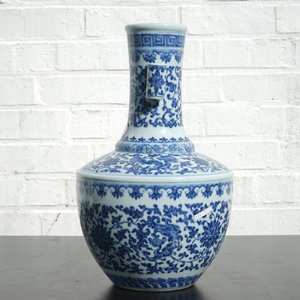 A Chinese blue and white Ming-style porcelain "arrow" vase with lotus scrolls, 19/20th C. — photo 11