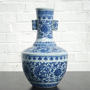 A Chinese blue and white Ming-style porcelain "arrow" vase with lotus scrolls, 19/20th C. — photo 12