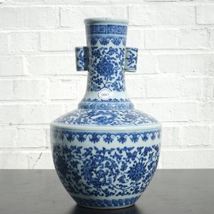 A Chinese blue and white Ming-style porcelain "arrow" vase with lotus scrolls, 19/20th C. — photo 13