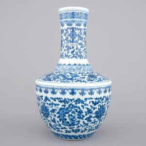 A Chinese blue and white Ming-style porcelain "arrow" vase with lotus scrolls, 19/20th C. — photo 2