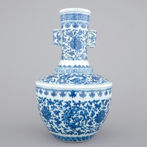 A Chinese blue and white Ming-style porcelain "arrow" vase with lotus scrolls, 19/20th C. — photo 3
