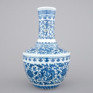 A Chinese blue and white Ming-style porcelain "arrow" vase with lotus scrolls, 19/20th C. — photo 4