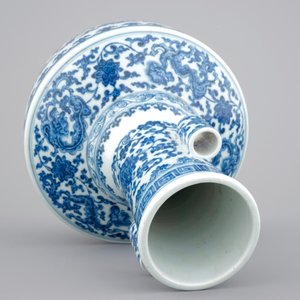 A Chinese blue and white Ming-style porcelain "arrow" vase with lotus scrolls, 19/20th C. — photo 5