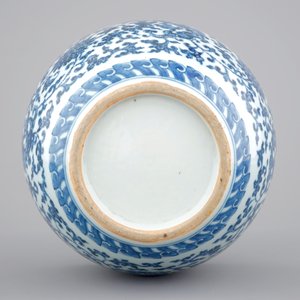 A Chinese blue and white Ming-style porcelain "arrow" vase with lotus scrolls, 19/20th C. — photo 6
