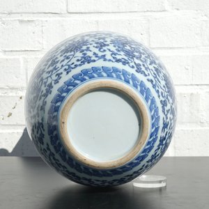 A Chinese blue and white Ming-style porcelain "arrow" vase with lotus scrolls, 19/20th C. — photo 7