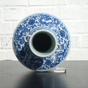 A Chinese blue and white Ming-style porcelain "arrow" vase with lotus scrolls, 19/20th C. — photo 8