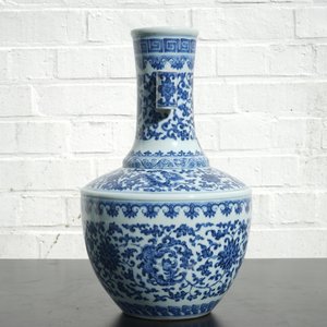 A Chinese blue and white Ming-style porcelain "arrow" vase with lotus scrolls, 19/20th C. — photo 9