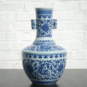 A Chinese blue and white Ming-style porcelain "arrow" vase with lotus scrolls, 19/20th C. — photo 10