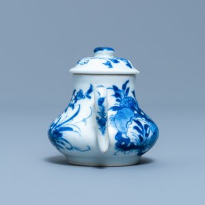 A Chinese blue and white miniature teapot and cover, Chenghua mark, Kangxi — 照片 3