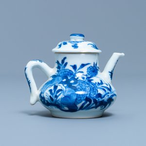 A Chinese blue and white miniature teapot and cover, Chenghua mark, Kangxi — 照片 4