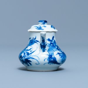 A Chinese blue and white miniature teapot and cover, Chenghua mark, Kangxi — 照片 5