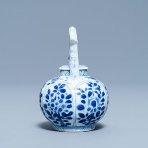 A Chinese blue and white miniature teapot, Kangxi — photo 3