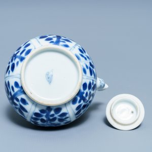 A Chinese blue and white miniature teapot, Kangxi — photo 7