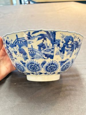 A Chinese blue and white molded bowl with elegant beauties and playing boys, Qi Yu Bao Ding Zhi Zhen 奇玉寶鼎之珍 mark, Kangxi — 照片 1