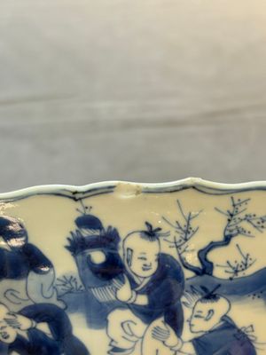 A Chinese blue and white molded bowl with elegant beauties and playing boys, Qi Yu Bao Ding Zhi Zhen 奇玉寶鼎之珍 mark, Kangxi — 照片 13