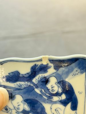 A Chinese blue and white molded bowl with elegant beauties and playing boys, Qi Yu Bao Ding Zhi Zhen 奇玉寶鼎之珍 mark, Kangxi — 照片 14