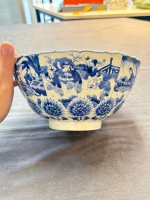 A Chinese blue and white molded bowl with elegant beauties and playing boys, Qi Yu Bao Ding Zhi Zhen 奇玉寶鼎之珍 mark, Kangxi — 照片 2