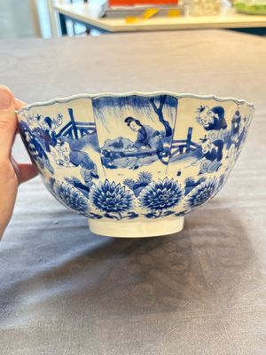 A Chinese blue and white molded bowl with elegant beauties and playing boys, Qi Yu Bao Ding Zhi Zhen 奇玉寶鼎之珍 mark, Kangxi — 照片 3