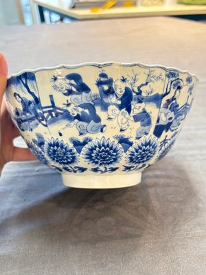 A Chinese blue and white molded bowl with elegant beauties and playing boys, Qi Yu Bao Ding Zhi Zhen 奇玉寶鼎之珍 mark, Kangxi — 照片 4