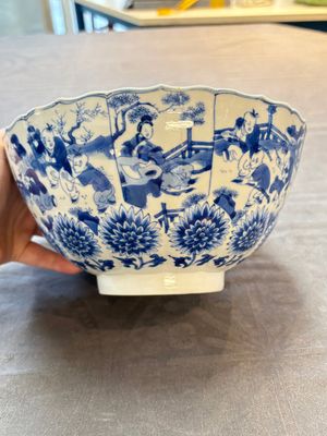 A Chinese blue and white molded bowl with elegant beauties and playing boys, Qi Yu Bao Ding Zhi Zhen 奇玉寶鼎之珍 mark, Kangxi — 照片 5