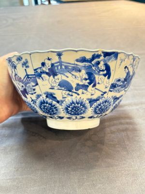 A Chinese blue and white molded bowl with elegant beauties and playing boys, Qi Yu Bao Ding Zhi Zhen 奇玉寶鼎之珍 mark, Kangxi — 照片 6