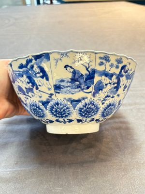A Chinese blue and white molded bowl with elegant beauties and playing boys, Qi Yu Bao Ding Zhi Zhen 奇玉寶鼎之珍 mark, Kangxi — 照片 7