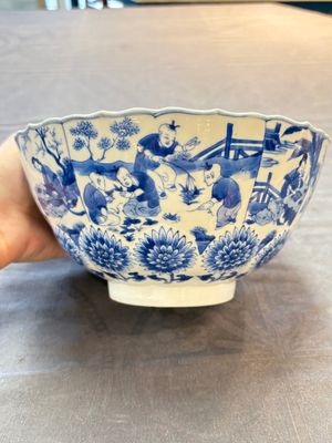 A Chinese blue and white molded bowl with elegant beauties and playing boys, Qi Yu Bao Ding Zhi Zhen 奇玉寶鼎之珍 mark, Kangxi — 照片 8