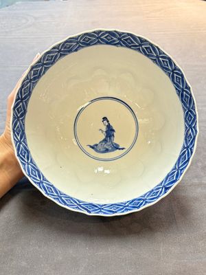 A Chinese blue and white molded bowl with elegant beauties and playing boys, Qi Yu Bao Ding Zhi Zhen 奇玉寶鼎之珍 mark, Kangxi — 照片 9
