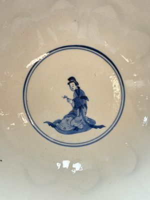 A Chinese blue and white molded bowl with elegant beauties and playing boys, Qi Yu Bao Ding Zhi Zhen 奇玉寶鼎之珍 mark, Kangxi — 照片 10