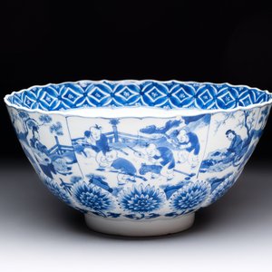 A Chinese blue and white molded bowl with elegant beauties and playing boys, Qi Yu Bao Ding Zhi Zhen 奇玉寶鼎之珍 mark, Kangxi — 照片 1