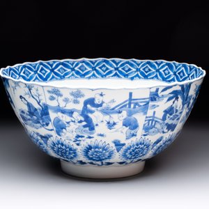 A Chinese blue and white molded bowl with elegant beauties and playing boys, Qi Yu Bao Ding Zhi Zhen 奇玉寶鼎之珍 mark, Kangxi — 照片 2