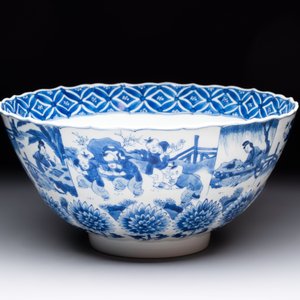 A Chinese blue and white molded bowl with elegant beauties and playing boys, Qi Yu Bao Ding Zhi Zhen 奇玉寶鼎之珍 mark, Kangxi — 照片 3