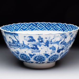 A Chinese blue and white molded bowl with elegant beauties and playing boys, Qi Yu Bao Ding Zhi Zhen 奇玉寶鼎之珍 mark, Kangxi — 照片 4