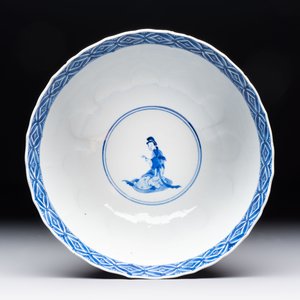A Chinese blue and white molded bowl with elegant beauties and playing boys, Qi Yu Bao Ding Zhi Zhen 奇玉寶鼎之珍 mark, Kangxi — 照片 5