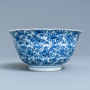 A Chinese blue and white molded bowl with floral design, Kangxi — 照片 2
