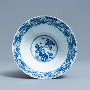 A Chinese blue and white molded bowl with floral design, Kangxi — 照片 6