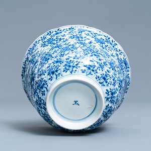 A Chinese blue and white molded bowl with floral design, Kangxi — 照片 7
