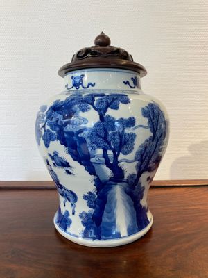 A Chinese blue and white 'Mongolian hunt' jar with wooden cover, Kangxi — 照片 2
