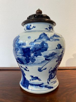 A Chinese blue and white 'Mongolian hunt' jar with wooden cover, Kangxi — 照片 3