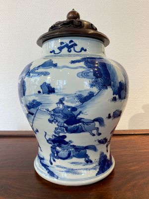 A Chinese blue and white 'Mongolian hunt' jar with wooden cover, Kangxi — 照片 4