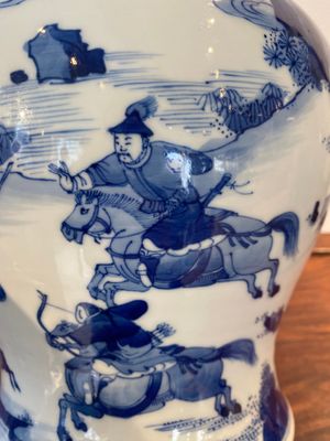 A Chinese blue and white 'Mongolian hunt' jar with wooden cover, Kangxi — 照片 9
