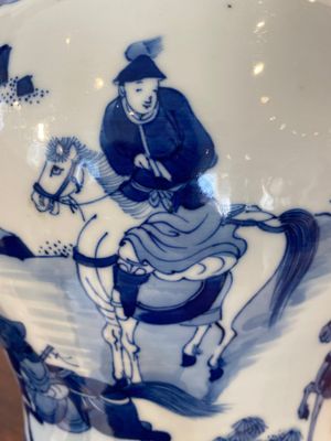 A Chinese blue and white 'Mongolian hunt' jar with wooden cover, Kangxi — 照片 10