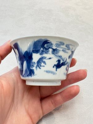 A Chinese blue and white 'Mongolian hunting' cup and saucer, jade mark, Kangxi — photo 2