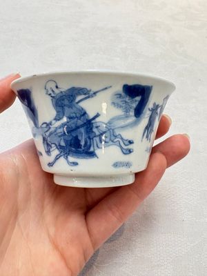 A Chinese blue and white 'Mongolian hunting' cup and saucer, jade mark, Kangxi — photo 4