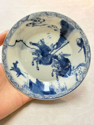 A Chinese blue and white 'Mongolian hunting' cup and saucer, jade mark, Kangxi — photo 9