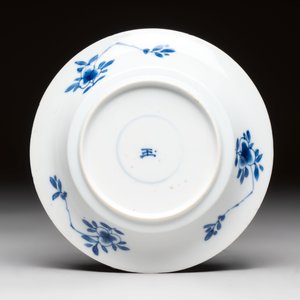 A Chinese blue and white 'Mongolian hunting' cup and saucer, jade mark, Kangxi — photo 3