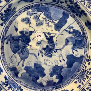 A Chinese blue and white 'Mongolian hunting' dish, Kangxi — 照片 12